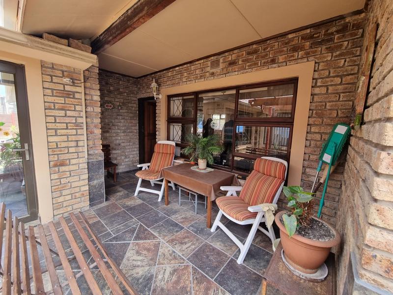 5 Bedroom Property for Sale in Reebok Western Cape